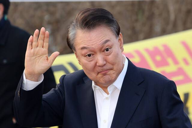 윤석열 전 대통령이 지난달 8일 오후 경기 의왕시 서울구치소에서 석방돼 지지자들에게 인사하며 걸어가고 있다. 김영원 기자 forever@hani.co.kr