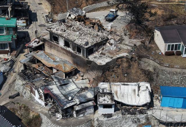 1일 경북 영덕군 영덕읍 노물리 마을이 산불로 전소돼 폐허로 변해 있다. 영덕=뉴시스