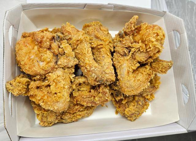 기자가 직접 튀긴 BBQ 황금올리브치킨. 치킨을 맛본 아내는 "괜찮은데···"라며 말을 흐렸다. 이천= 박준석 기자