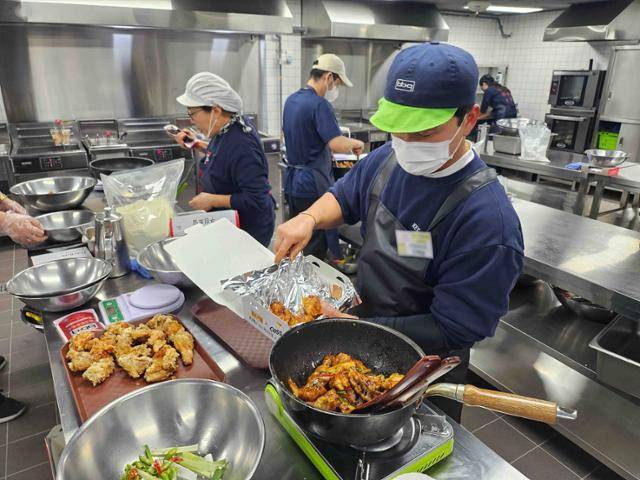 BBQ 가맹점주들이 치킨대학에서 신메뉴 조리법을 교육받고 있다. 제네시스BBQ 제공