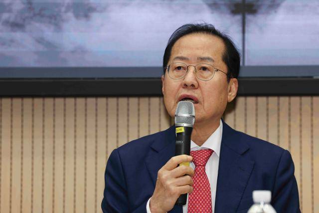 홍준표 대구시장이 지난달 19일 서울 관악구 서울대에서 '한국 정치의 미래를 묻다'를 주제로 강연하고 있다. 뉴시스