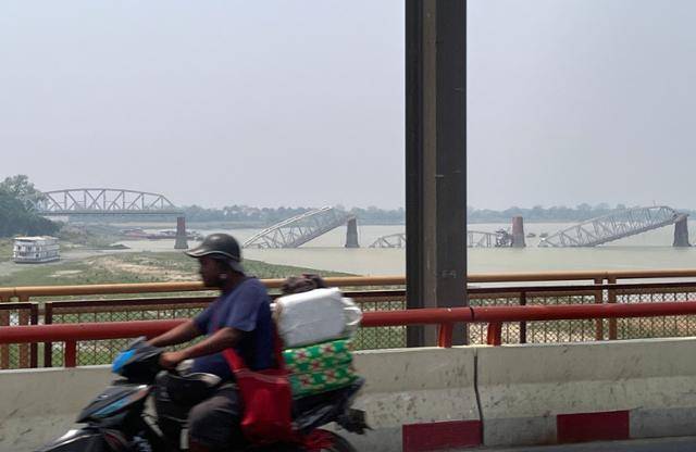 지난달 28일 규모 7.7 강진이 발생한 미얀마 중북부에서 제2 도시 만달레이와 사가잉을 잇는 90년된 철교 '아바 다리'가 3일 지진으로 무너져 내려있다. 만달레이=허경주 특파원