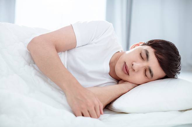 팔을 베고 자면 팔이 약 5kg에 달하는 머리 무게에 눌려 숙면을 취할 수 없다./사진=클립아트코리아