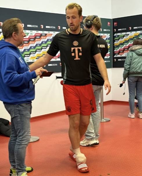 케인이 아우크스부르크전 이후 오른 발목에 붕대를 감은 모습. 사진=빌트