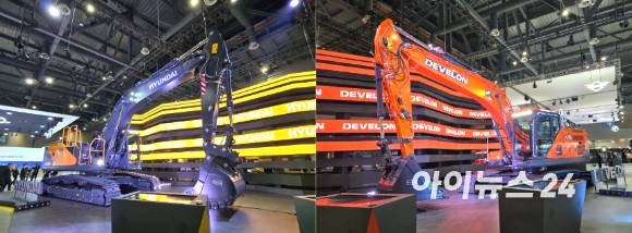 '2025 서울 모빌리티쇼' HD현대 부스에 전시된 HD현대건설기계 굴착기 HX400(왼쪽부터)와 HD현대인프라코어 디벨론 DX240 굴착기. [사진=최란 기자]