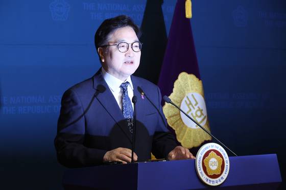 우원식 국회의장이 6일 서울 여의도 국회 사랑재에서 개헌 관련 기자회견을 하고 있다. 연합뉴스