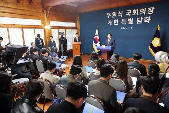 우원식 국회의장이 6일 서울 여의도 국회 사랑재에서 개헌 관련 기자회견을 하고 있다.연합뉴스