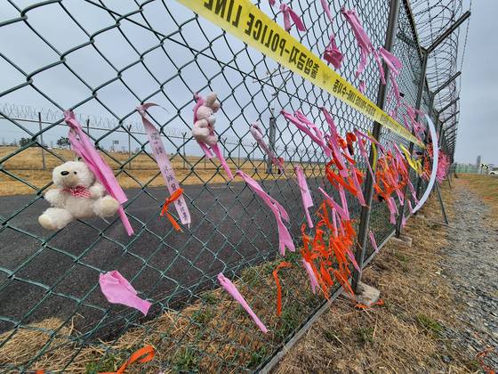 12·29 제주항공 여객기 참사 100일을 앞둔 지난 5일 오전 전남 무안국제공항 철조망에 희생자들을 기리는 리본이 붙어 있다. 황희규 기자