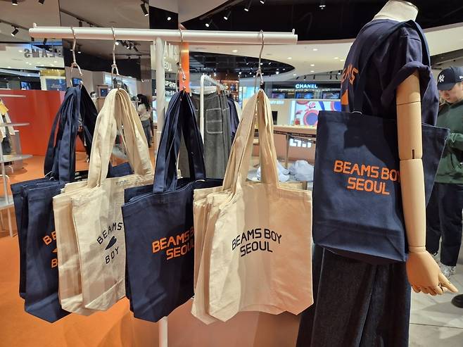 빔스가 국내 첫 팝업스토어를 기념해 판매하는 '서울 익스클루시브' 한정 제품. / 사진=라현진 기자