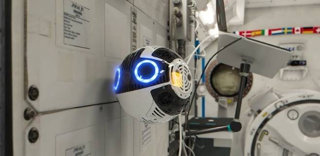 ‘인트볼2’가 국제우주정거장(ISS) 내부를 떠더니며 임무를 수행하고 있다. 일본 우주항공연구개발기구(JAXA) 제공