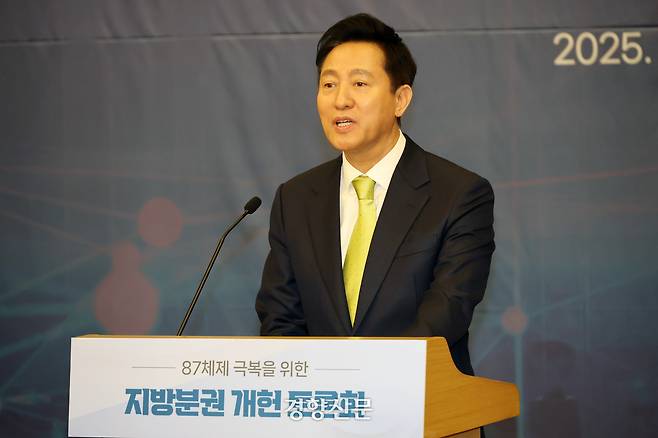 오세훈 서울시장이 지난 2월12일 국회 도서관에서 열린 87체제 극복을 위한 지방분권 개헌 토론회에서 발언하고 있다. 박민규 선임기자