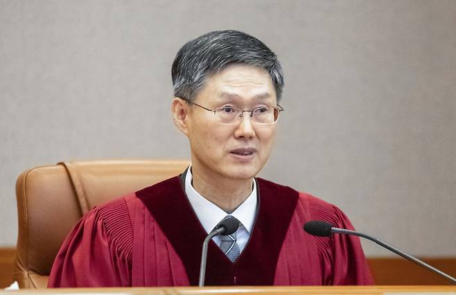 문형배 헌법재판소장 권한대행이 지난 4일 서울 종로구 헌법재판소 대심판정에서 윤석열 대통령 탄핵심판 인용 결정문을 낭독하고 있다. 사진공동취재단