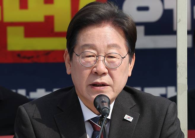 이재명 더불어민주당 대표가 2일 종로구 광화문 천막당사에서 열린 최고위원회의에서 발언하고 있다. 연합뉴스