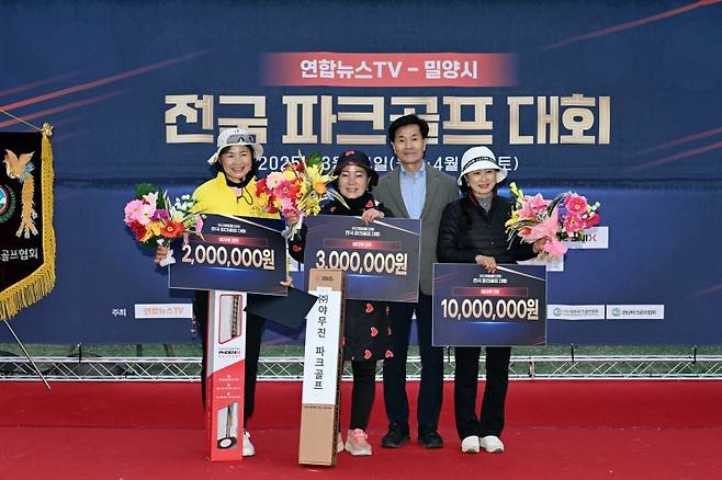 여성부 우승자 단체 기념 촬영&nbsp;(왼쪽부터 3위 김옥희, 2위 윤점숙, 안병구 밀양시장, 1위 이정훈)