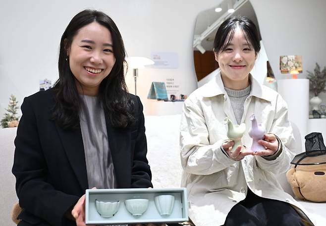 국립중앙박물관의 굿즈 '뮷즈'를 기획하는 김수민 국립박물관문화재단 상품기획팀 대리(왼쪽)와 서지희 과장. 윤웅 기자