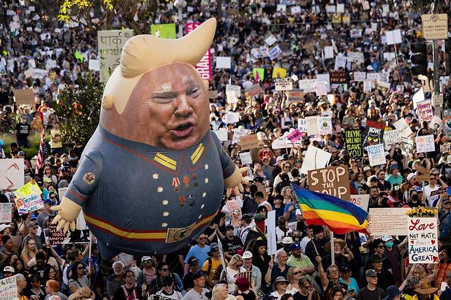 5일(현지시간) 미국 로스앤젤레스(LA)에서 도널드 트럼프 미국 대통령과 일론 머스크 테슬라 최고경영자(CEO)를 반대하는 ‘핸즈 오프’ 시위가 벌어지고 있다. AFP연합뉴스