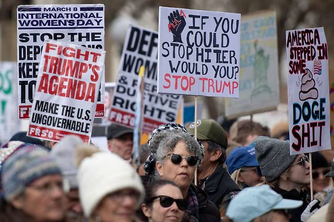 5일(현지시간) 미국 콜로라도주 덴버의 콜로라도 캐피탈에서 벌어진 트럼프 반대 시위. AFP연합뉴스