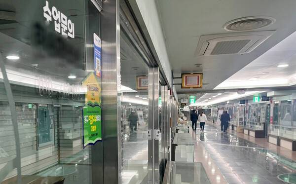 지난 5일 오후 인천 동구 금곡동 배다리지하도상가 내 공실 앞으로 한 시민이 걸어가고 있다. 노재영기자