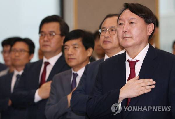 2019년 7월25일 윤석열 신임 검찰총장(오른쪽)이 서울 서초구 대검찰청에서 열린 취임식에서 국민의례를 하고 있다. 연합뉴스