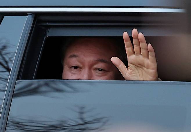 윤석열 대통령이 4일 헌법재판소가 대통령 탄핵을 인용하면서 파면됐다. 사진은 윤 전 대통령이 지난 3월 8일 서울 용산 대통령 관저 앞에서 석방 후 지지자들에게 인사하는 모습.  [사진=뉴스1]