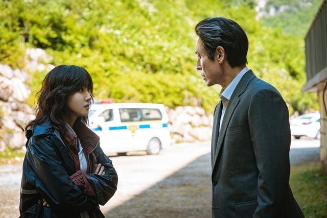 ‘하이퍼나이프’ 박은빈과 설경구. 사진ㅣ월트디즈니컴퍼니 코리아J