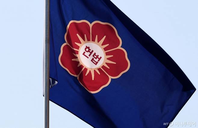 서울 종로구 헌법재판소 깃발이 펄럭이고 있다. 2025.02.21. yesphoto@newsis.com /사진=홍효식