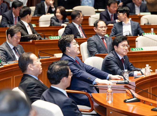 국민의힘이 윤석열 대통령 파면 이후 처음으로 사과 메시지를 전했다. 사진은 지난 4일 윤 대통령 탄핵 결정 이후 국민의힘 의원들이 국회에서 의원총회에 참석한 모습. /사진=뉴스1