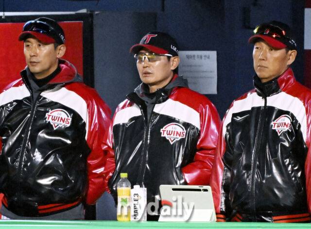 27일 오후 서울 잠실야구장에서 진행된 '2025 프로야구 KBO리그' LG 트윈스와 한화 이글스의 경기. LG 염경엽 감독이 선수들을 지켜보고 있다./마이데일리
