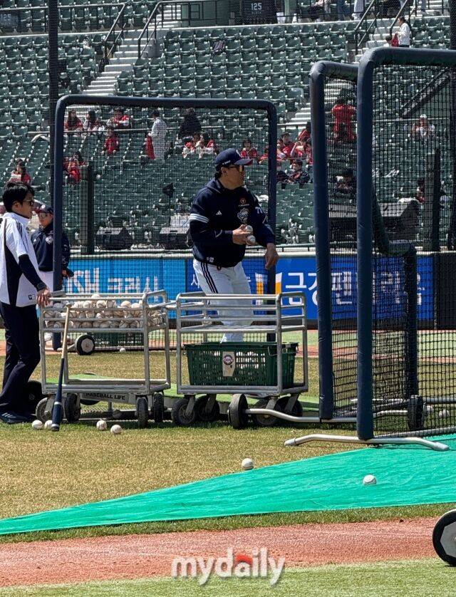 배팅볼을 던지고 있는 두산 베어스 이승엽 감독./부산 = 박승환 기자