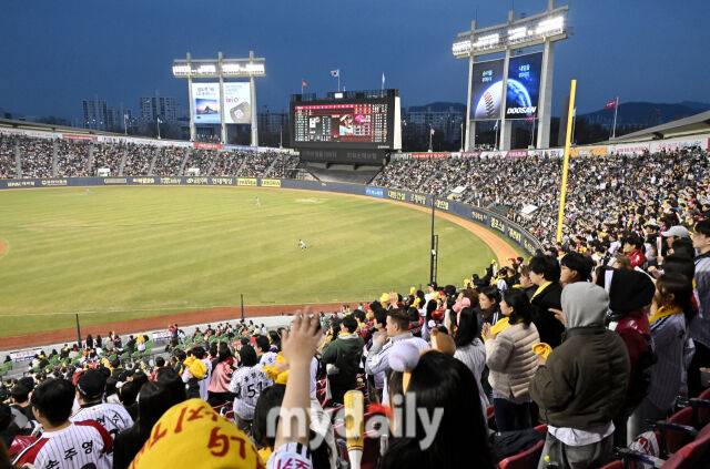 27일 오후 서울 잠실야구장에서 진행된 '2025 프로야구 KBO리그' LG 트윈스와 한화 이글스의 경기. 잠실야구장을 가득 채운 관중들이 응원을 펼치고 있다./마이데일리