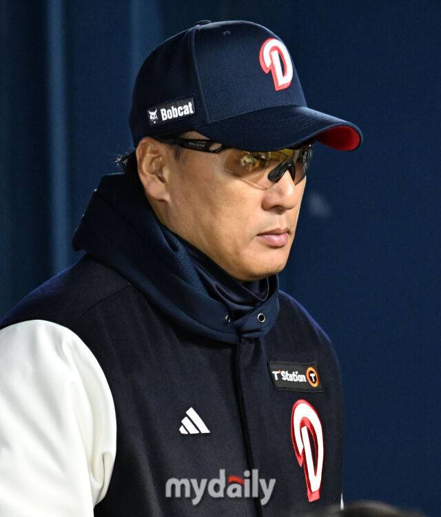 2025년 3월 29일 오후 서울 잠실구장에서 진행된 '2025 신한 SOL뱅크 KBO 리그' 삼성 라이온즈와 두산 베어스의 경기. 두산 이승엽 감독이 경기를 지켜보고 있다./마이데일리