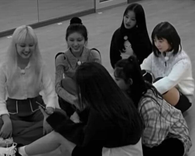 안유진이 팀을 위해 아픈 멤버를 다독였다. / 유튜브 '아이브 쇼츠' 캡처