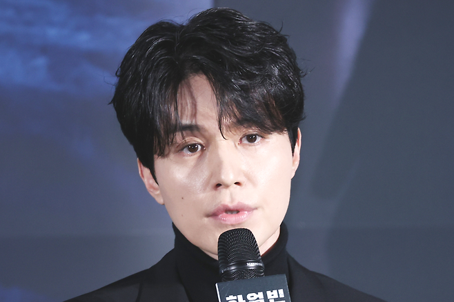 배우 이동욱이 27일 서울 용산구 CGV용산아이파크몰에서 열린 영화 ‘하얼빈’ 제작보고회에서 인사말을 하고 있다. [연합]