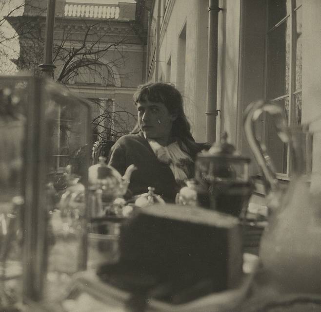 궁 발코니에서 가족과 식사를 하는 아나스타샤 [Romanov family, 타티야나로 추정]