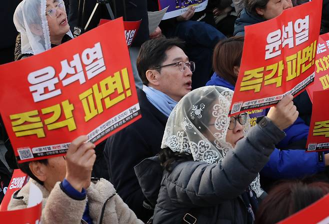김경수 전 경남지사가 지난달 31일 서울 종로구 열린송현녹지광장에서 열린 ‘윤석열에 대한 헌법재판소의 조속한 파면선고를 촉구하는 시국미사’에 참석하고 있다. [연합]