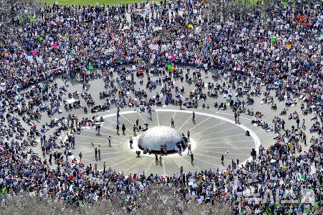 [시애틀 ( 미 워싱턴주)= AP/뉴시스] 시애틀 시내의 반 트럼프 "손 떼라! " 시위대가 5일(현지시간) 시내 광장에서 트럼프대통령과 일론 머스크의 정책과 최근 행보에 대해 비난하는 집회를 열고 있다. 2026. 04. 06.