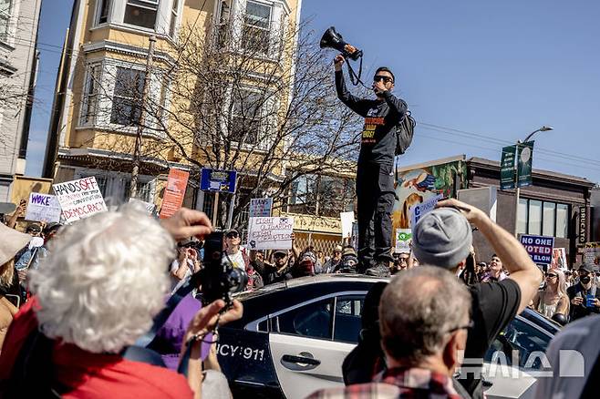 [샌프란시스코= AP/뉴시스] 도널드 트럼프 미국대통령의 취임 이후 정책과 관세 폭탄, 연방정부 예산 감축과 감원에 항의하는 집회가 5일 (현지시간 ) 캘리포니아주 샌프란시스코 시내에서 열리고 있다. 2025. 04. 06.