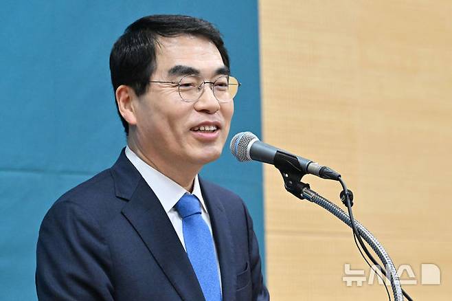 [광주=뉴시스] 이영주 기자 = 양기대 희망과 대안 포럼 이사장이 지난달 6일 오후 광주 서구 김대중컨벤션센터에서 열린 포럼 광주지부 창립식에 참석해 인사말하고 있다. 2025.03.06. leeyj2578@newsis.com