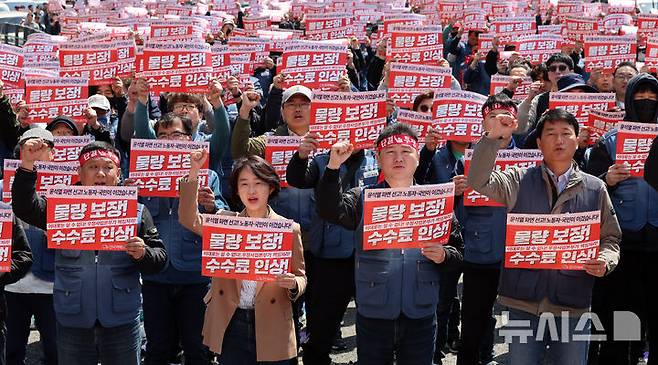 [서울=뉴시스] 이영환 기자 = 양경수(앞줄 오른쪽부터) 민주노총 위원장, 김광석 전국택배노동조합 위원장, 김재연 진보당 상임대표, 이승원 전국택배노동조합 우체국 본부장 등이 6일 오후 서울 중구 중앙우체국 앞에서 열린 전국택배노동조합 우체국본부 2025년 임단협투쟁승리 결의대회에서 구호를 외치고 있다. 2025.04.06. 20hwan@newsis.com