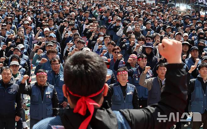 [서울=뉴시스] 이영환 기자 = 양경수(앞줄 오른쪽 두 번째부터) 민주노총 위원장, 김광석 전국택배노동조합 위원장, 이승원 전국택배노동조합 우체국 본부장 등이 6일 오후 서울 중구 중앙우체국 앞에서 열린 전국택배노동조합 우체국본부 2025년 임단협투쟁승리 결의대회에서 임을위한행진곡을 제창하고 있다. 2025.04.06. 20hwan@newsis.com
