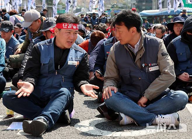 [서울=뉴시스] 이영환 기자 = 양경수(오른쪽) 민주노총 위원장과 김광석 전국택배노동조합 위원장이 6일 오후 서울 중구 중앙우체국 앞에서 열린 전국택배노동조합 우체국본부 2025년 임단협투쟁승리 결의대회에서 대화를 하고 있다. 2025.04.06. 20hwan@newsis.com