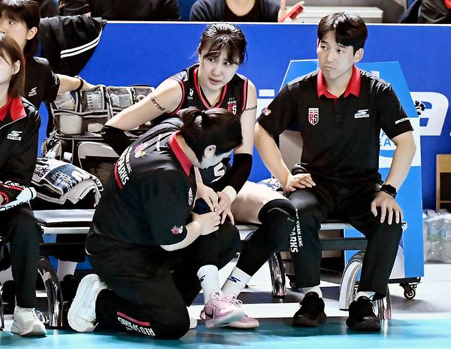 [서울=뉴시스] 여자배구 정관장의 염혜선이 4일 대전 충무체육관에서 열린 2024~2025 V-리그 여자부 챔피언결정전 흥국생명과의 경기 도중 무릎 통증으로 코트를 벗어나 휴식을 취하고 있다. 2025.04.04. *재판매 및 DB 금지