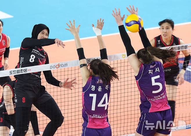 [대전=뉴시스] 황준선 기자 = 6일 대전 중구 충무체육관에서 열린 2024~2025 V-리그 여자부 챔피언결정전 4차전 흥국생명 핑크스파이더스와 정관장 레드스파크스의 경기, 정관장 메가가 공격하고 있다.  2025.04.06. hwang@newsis.com