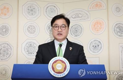 우원식 국회의장, 대국민담화 (서울=연합뉴스) 김주형 기자 = 우원식 국회의장이 윤석열 전 대통령에 대한 헌재의 파면이 선고된 4일 서울 여의도 국회에서 대국민담화를 하고 있다. 2025.4.4 kjhpress@yna.co.kr