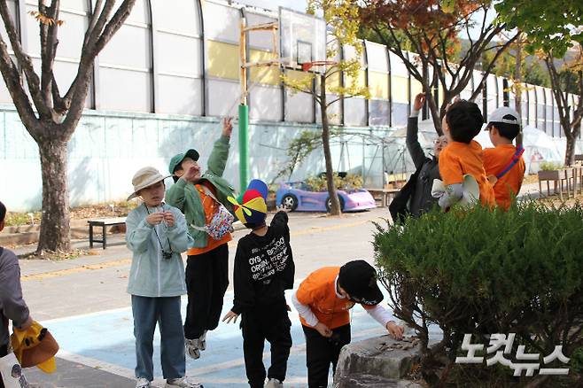 초등학생들이 땡땡마을 숲체험교실에 참여하고 있다. 반웅규 기자