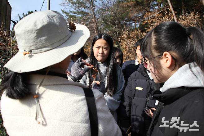 이상필 교사가 학생들에게 열매 색깔에 대해 설명하고 있다. 반웅규 기자