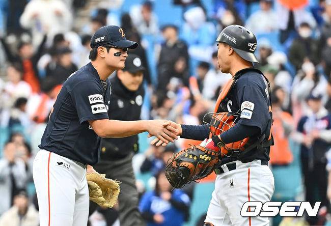 [OSEN=대구, 이석우 기자] 5일 대구삼성라이온즈파크에서 2025 신한 SOL 뱅크 KBO 리그 삼성 라이온즈와 한화 이글스의 경기가 열렸다. 홈팀 삼성은 이승현이, 방문팀 한화는 류현진이 선발 출전했다. 한화 이글스 김서현이 9회말 삼성 라이온즈 김영웅의 플라이볼로 잡고 7-6 승리를 확정한 후 이재원과 기쁨을 나누고 있다. 2025.04.05 / foto0307@osen.co.kr