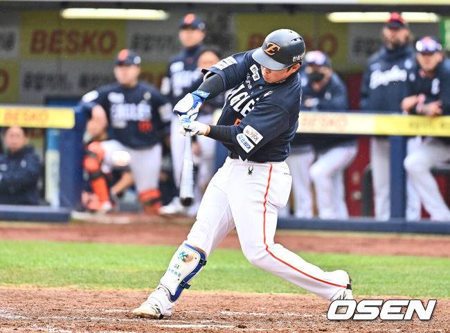 [OSEN=대구, 이석우 기자] 5일 대구삼성라이온즈파크에서 2025 신한 SOL 뱅크 KBO 리그 삼성 라이온즈와 한화 이글스의 경기가 열렸다. 한화 이글스 문현빈이 8회초 2사 우중월 솔로 홈런을 치고 있다. 2025.04.05 / foto0307@osen.co.kr