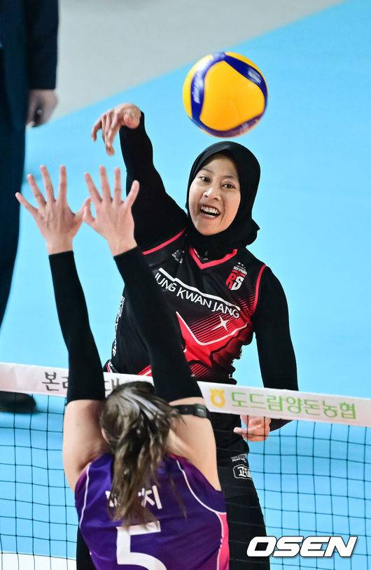 [OSEN=대전, 박준형 기자]  6일 대전 충무체육관에서 프로배구 도드람 2024-2025 V리그 여자부 챔피언결정 4차전 정관장과 흥국생명 경기가 진행됐다.흥국생명이 챔피언결정전 1, 2차전을 승리해 우승까지 단 1승만을 남겨뒀지만, 3차전에서 정관장이 반격에 성공해 불씨를 살렸다.1세트 정관장 메가가 강타를 날리고 있다   2025.04.06 / soul1014@osen.co.kr