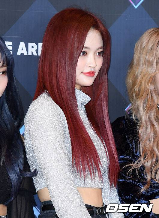 [OSEN=이대선 기자] 11일 오후 서울 상암 CJ E&M에서 '엠카운트다운' 리허설이 진행됐다.걸그룹 다이아 솜이가 포토타임을 갖고 있다. /sunday@osen.co.kr